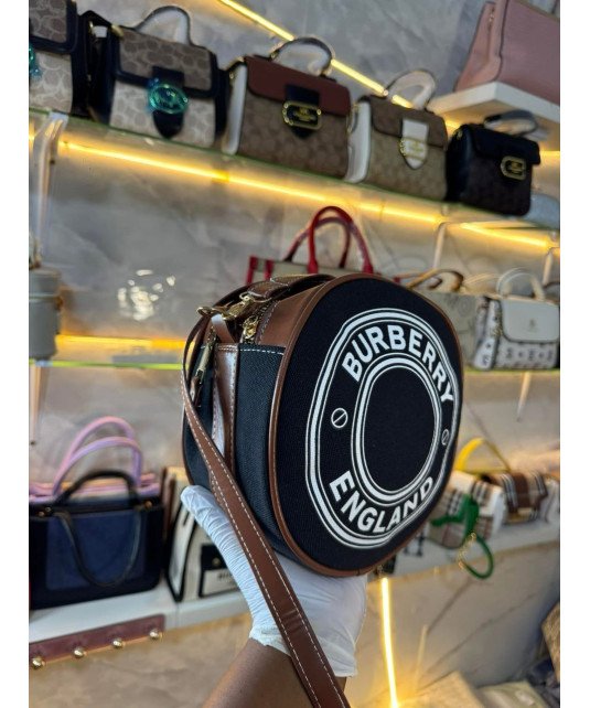 Idéal pour un usage quotidien ou pour compléter une tenue chic.