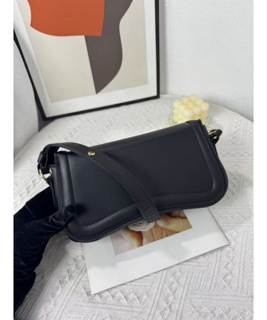 Idéal pour un usage quotidien ou pour compléter une tenue chic.
