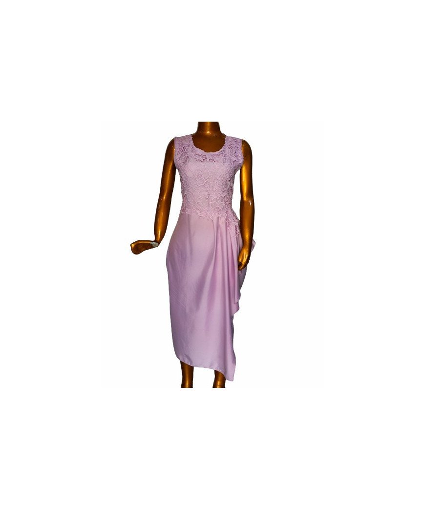 Robe élégante en dentelle et drapé latéral