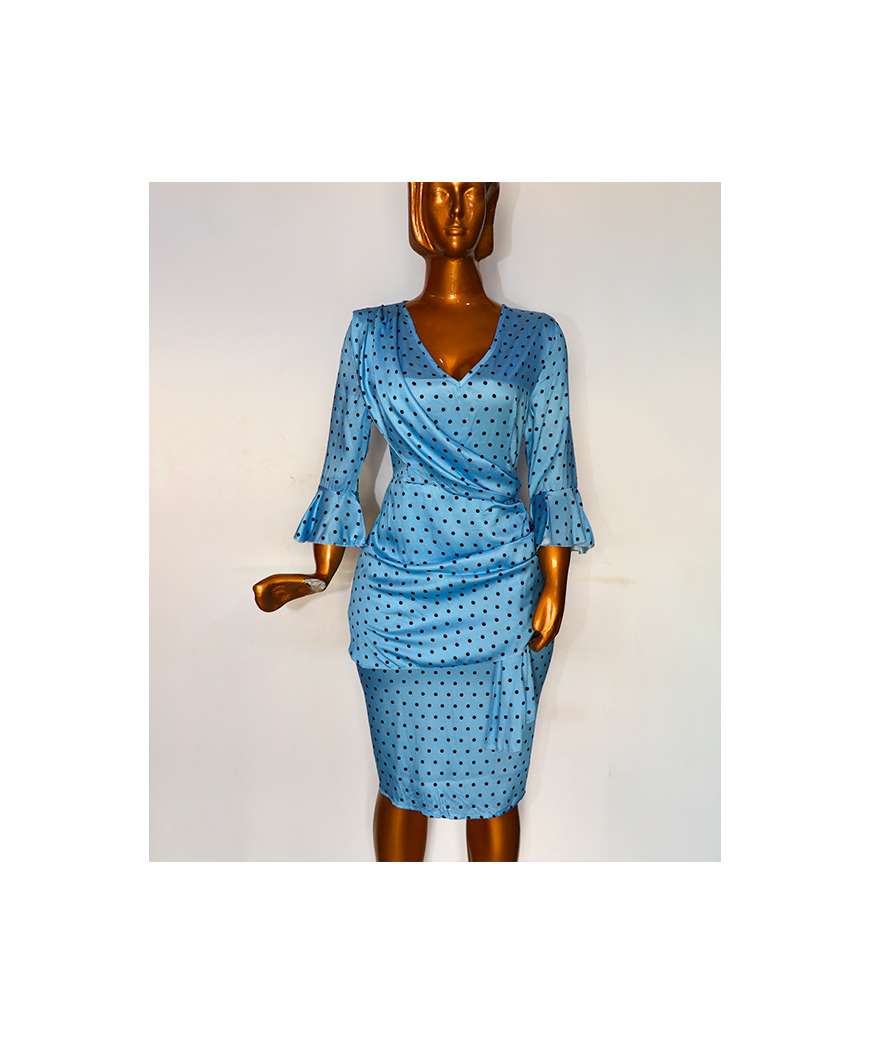 Robe élégante bleue à pois avec manches évasées