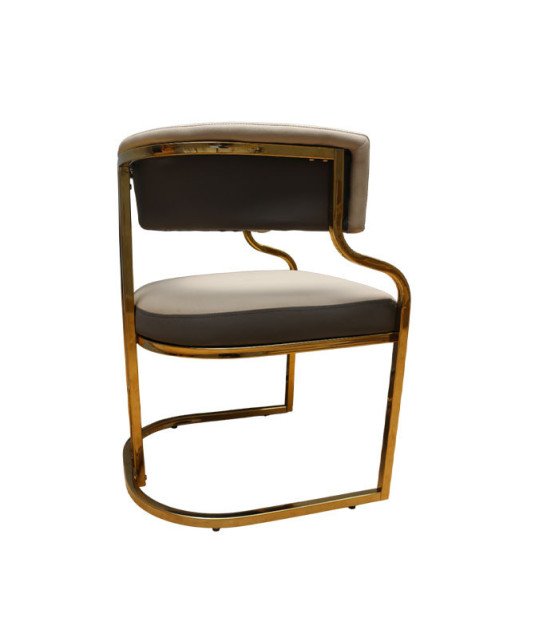 Chaise design avec structure dorée et assise rembourrée.